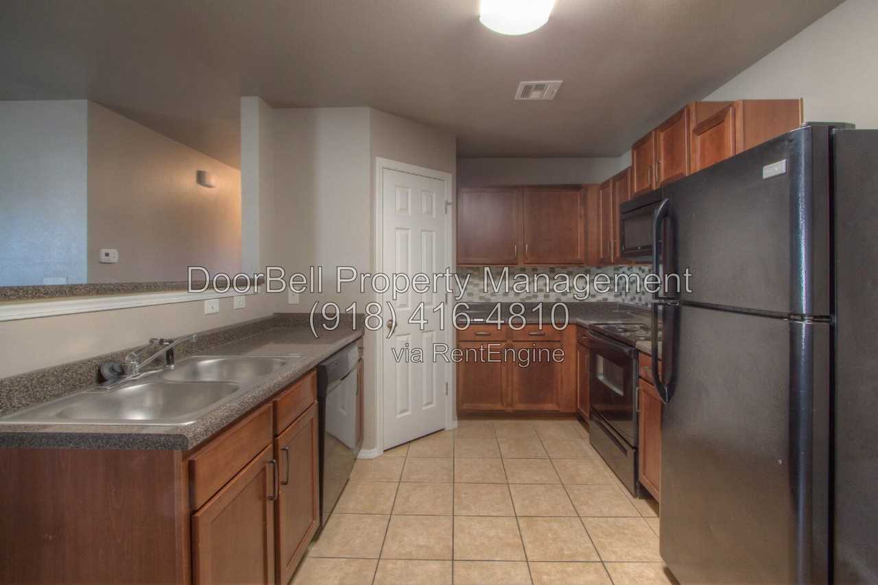 5717 N 34th St - Photo 6 of 23