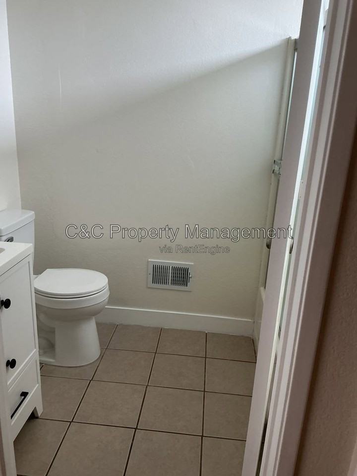 1559 Elderwood Ave - Photo 3 of 10