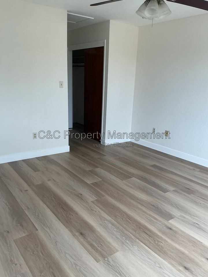 1559 Elderwood Ave - Photo 4 of 10