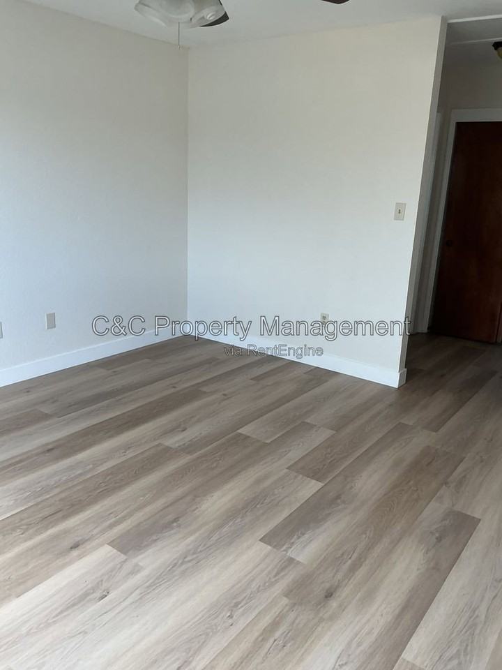 1559 Elderwood Ave - Photo 5 of 10