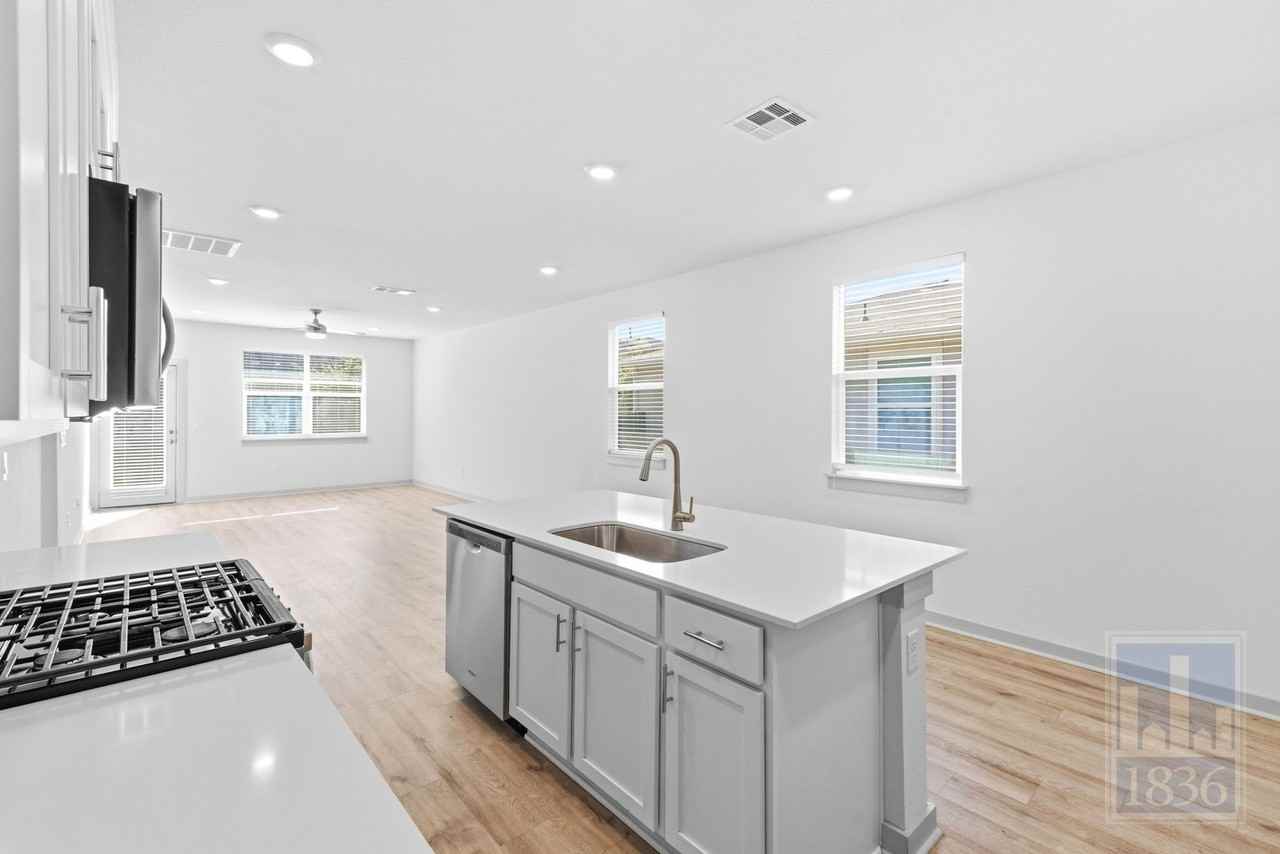 8129 Linnie Ln - Photo 6 of 50