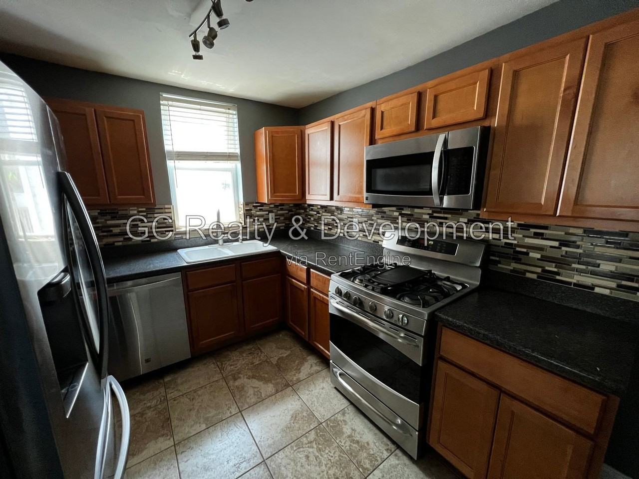 2840 N Maplewood Ave #2 - Photo 3 of 17