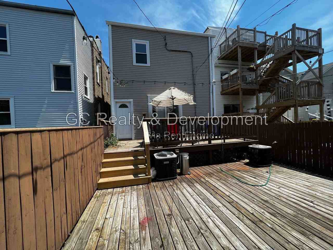2840 N Maplewood Ave #2 - Photo 4 of 17