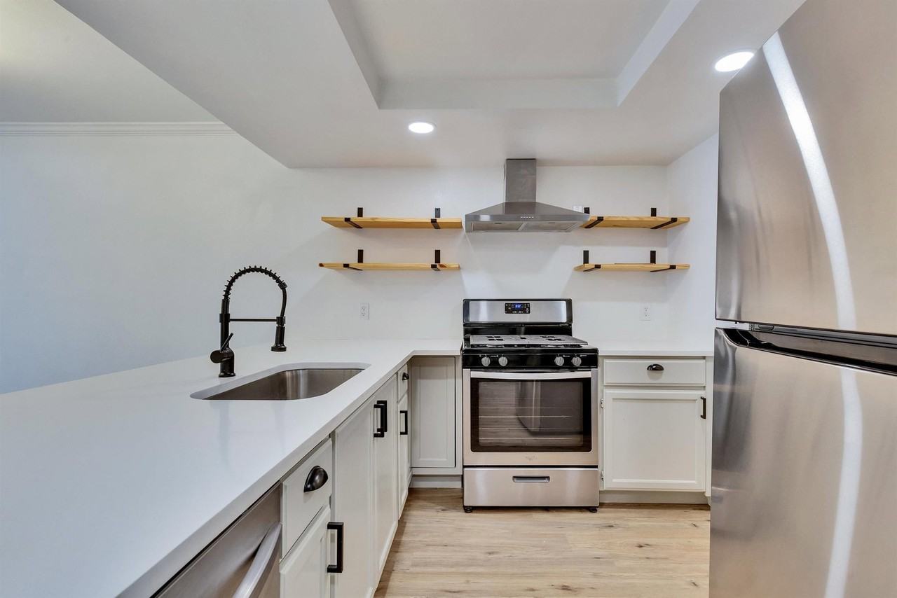 6910 Lovely Ln - Photo 7 of 48