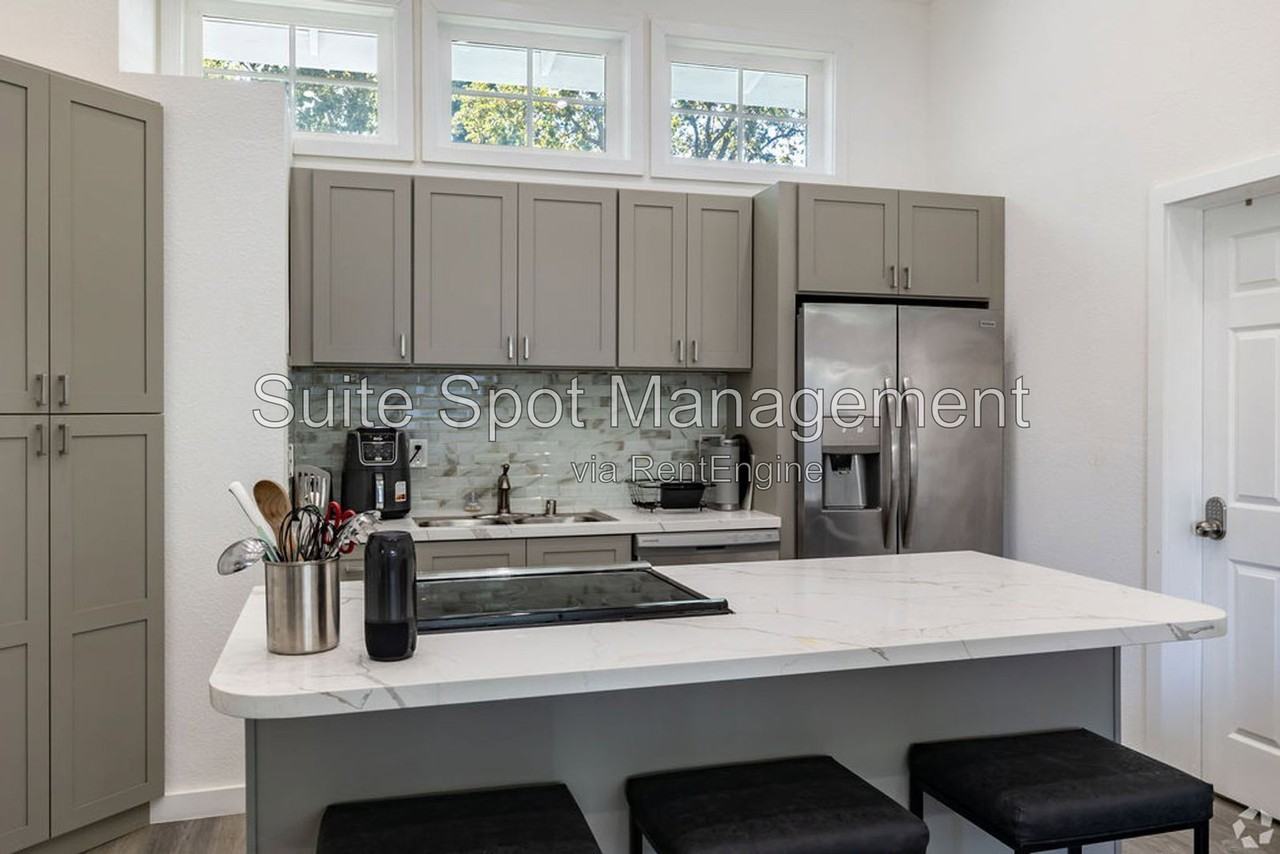 1409 Jefferson Ave #B2 - Photo 3 of 8