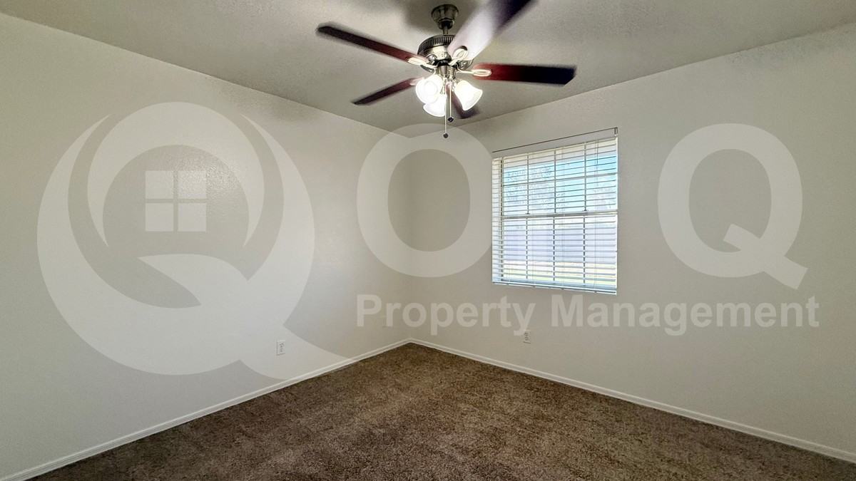 4607 E Glencove St - Photo 6 of 14