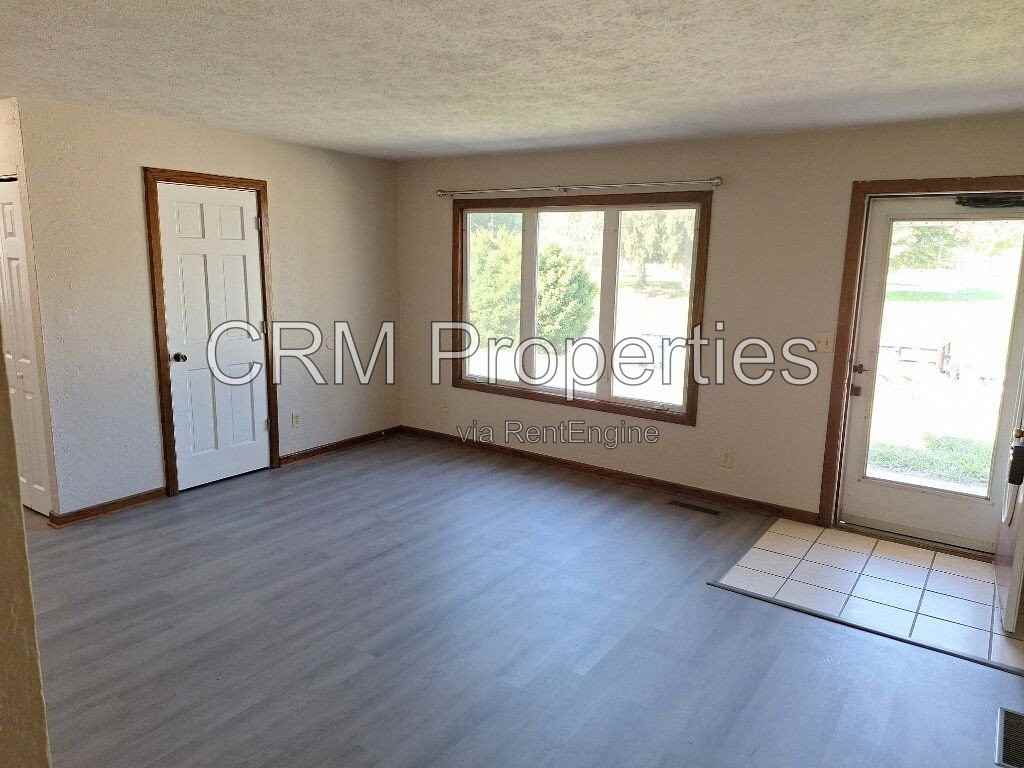 5800 Mendota Dr - Photo 5 of 30
