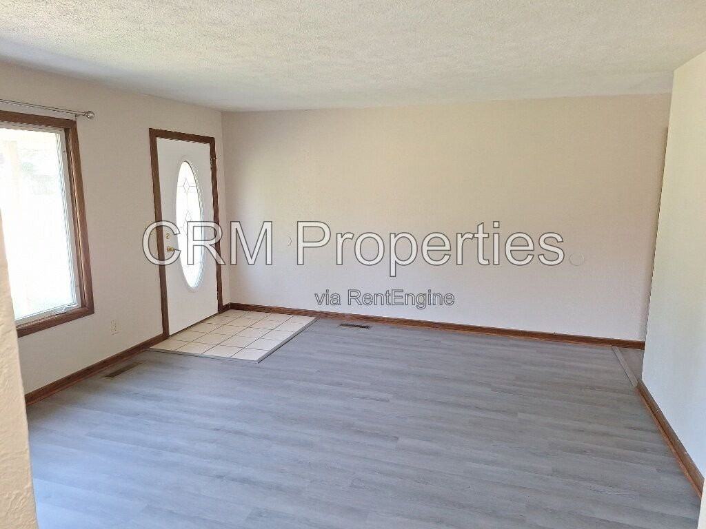5800 Mendota Dr - Photo 7 of 30