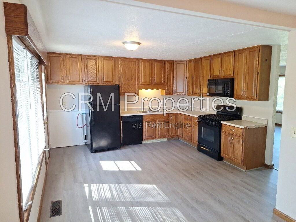 5800 Mendota Dr - Photo 7 of 29