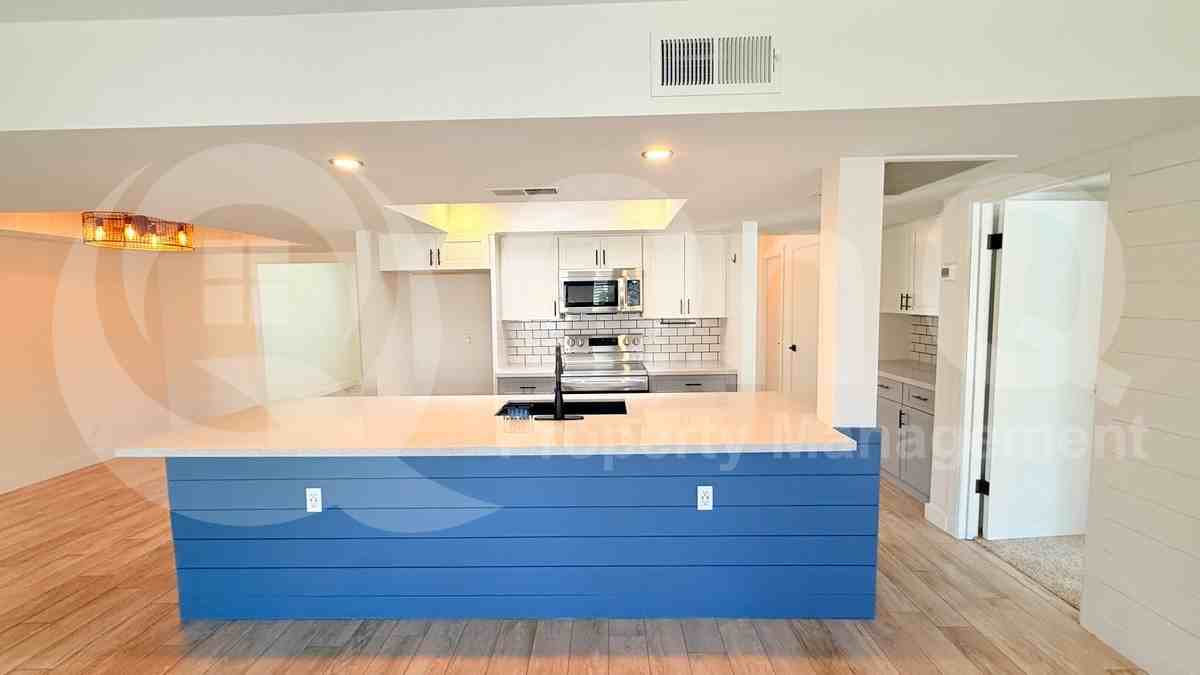 652 W Strahan Dr - Photo 2 of 26
