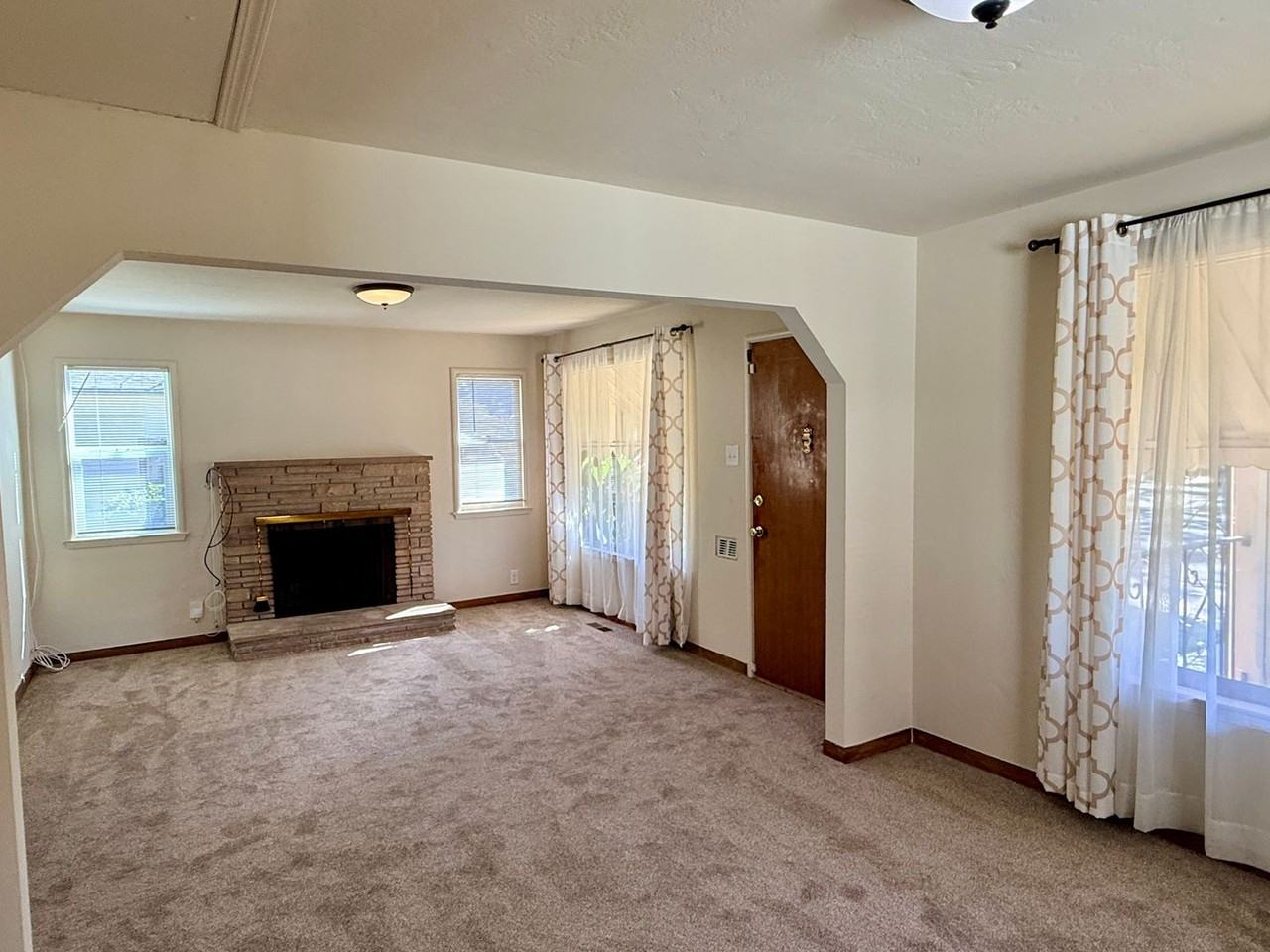 330 Waverly St - Photo 2 of 11