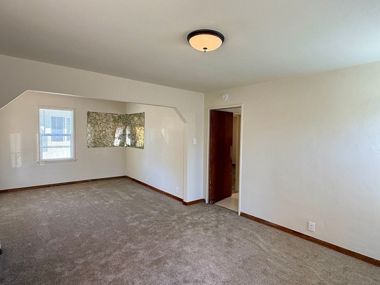 330 Waverly St - Photo 4 of 11