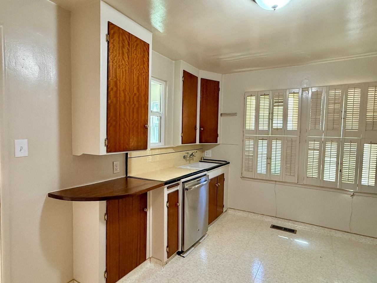 330 Waverly St - Photo 5 of 11