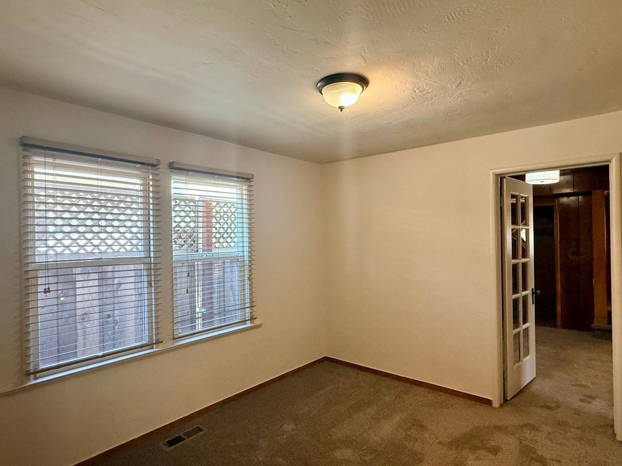 330 Waverly St - Photo 7 of 11