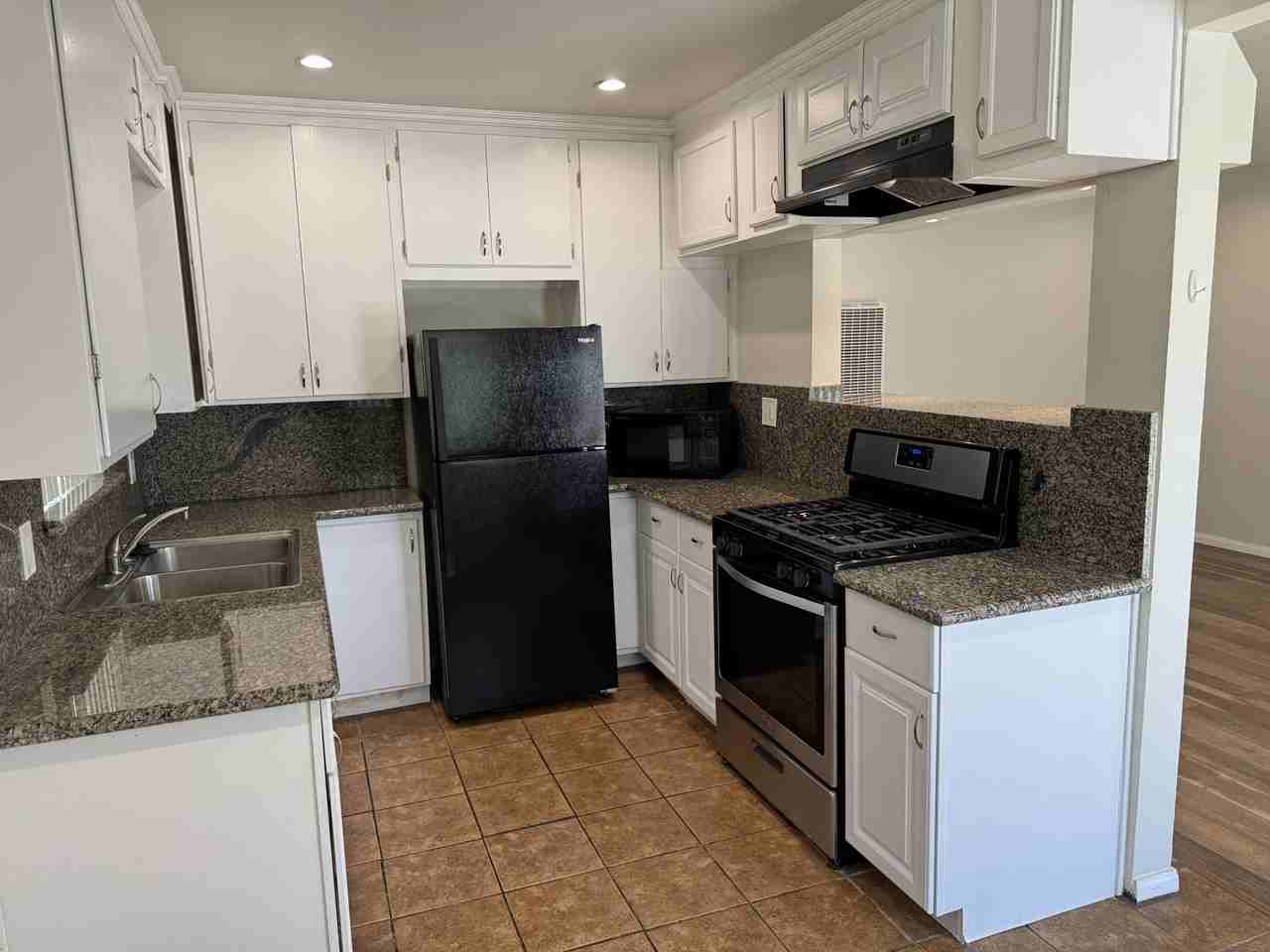 24449 University Ave #B - Photo 3 of 16