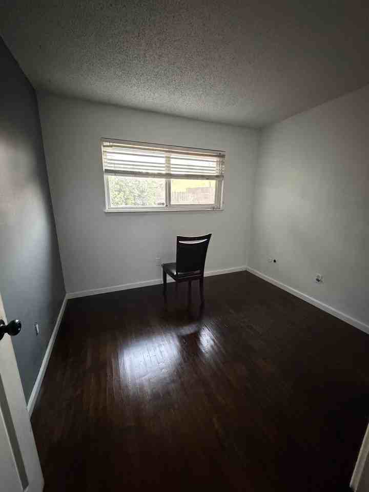 1012 N Hickory Ave #NA - Photo 2 of 3