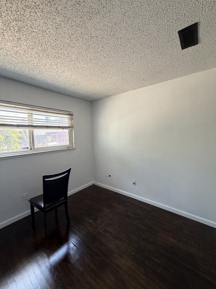 1012 N Hickory Ave #NA - Photo 3 of 3
