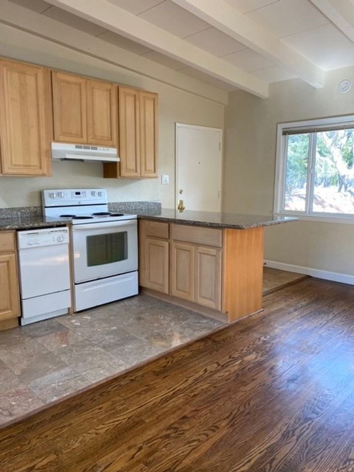 1943 Euclid Ave - Photo 3 of 15