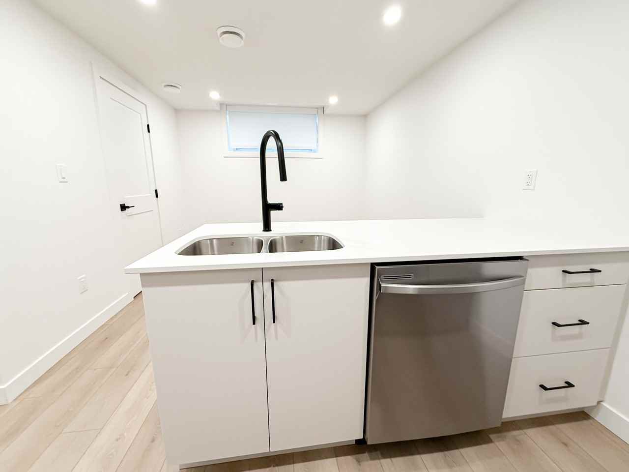 12405 122 Ave Nw Lowr - Photo 4 of 13