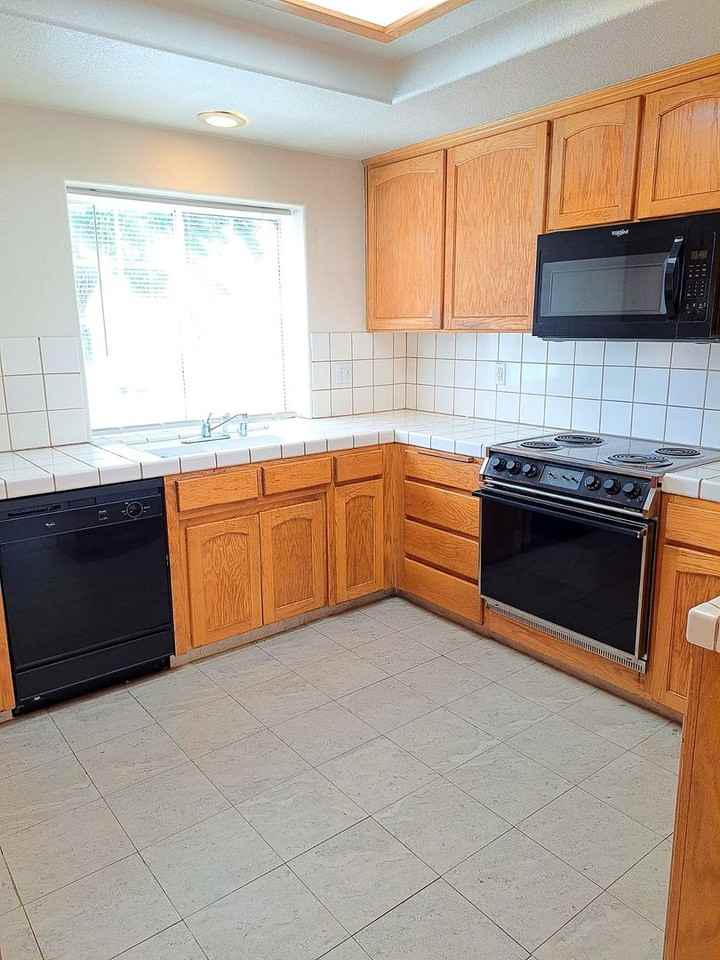 1092 E Pennsylvania Ave - Photo 4 of 17