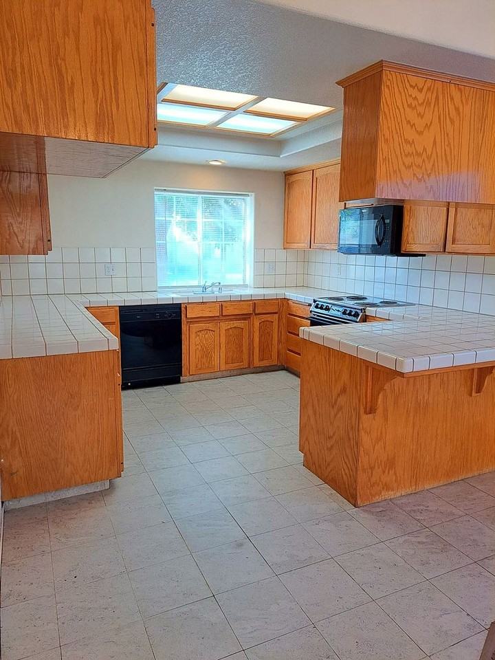 1092 E Pennsylvania Ave - Photo 5 of 17