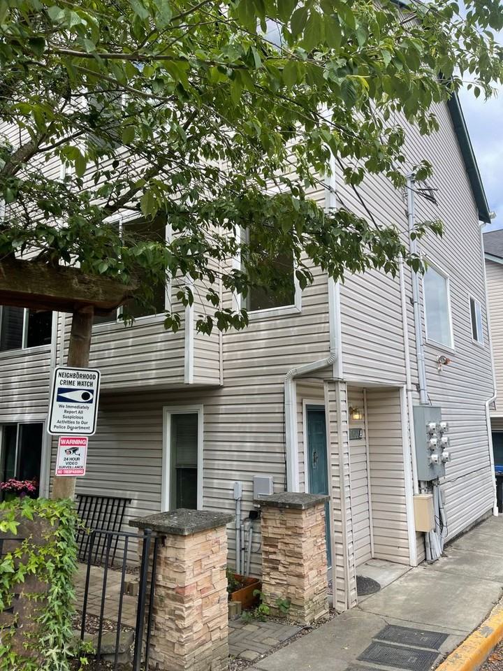 2420 Sw Holden St - Photo 2 of 16