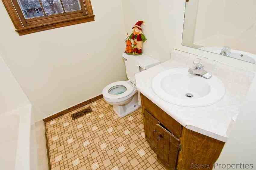208 E Hillcrest Dr - Photo 4 of 9