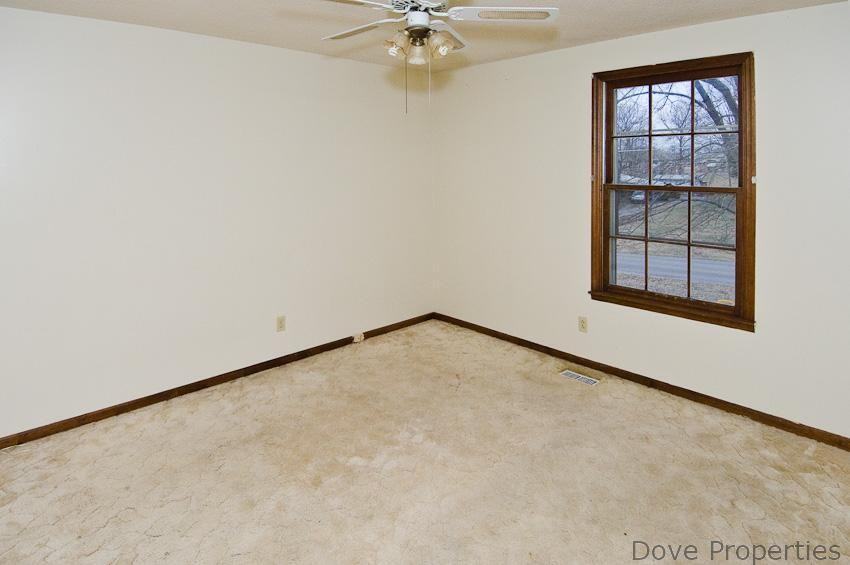 208 E Hillcrest Dr - Photo 7 of 9