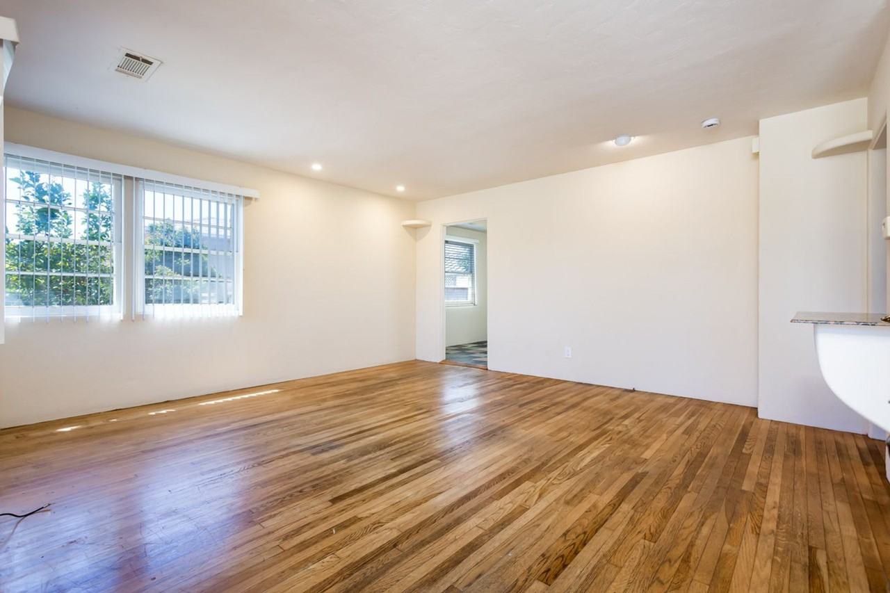 5070 Glen St - Photo 5 of 26