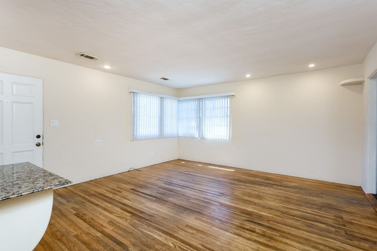 5070 Glen St - Photo 6 of 26
