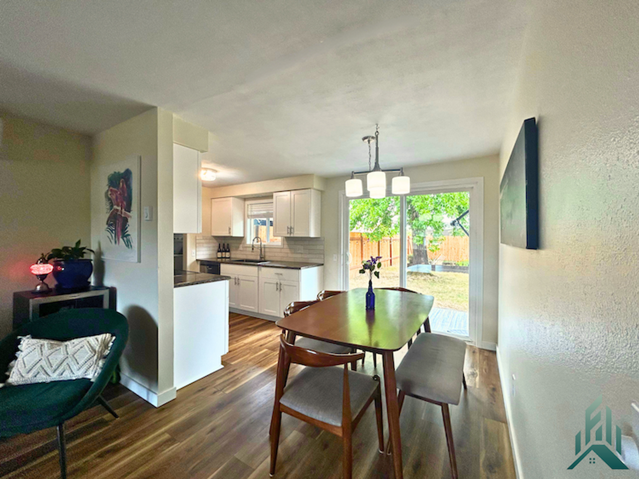 2540 Newton St - Photo 4 of 21