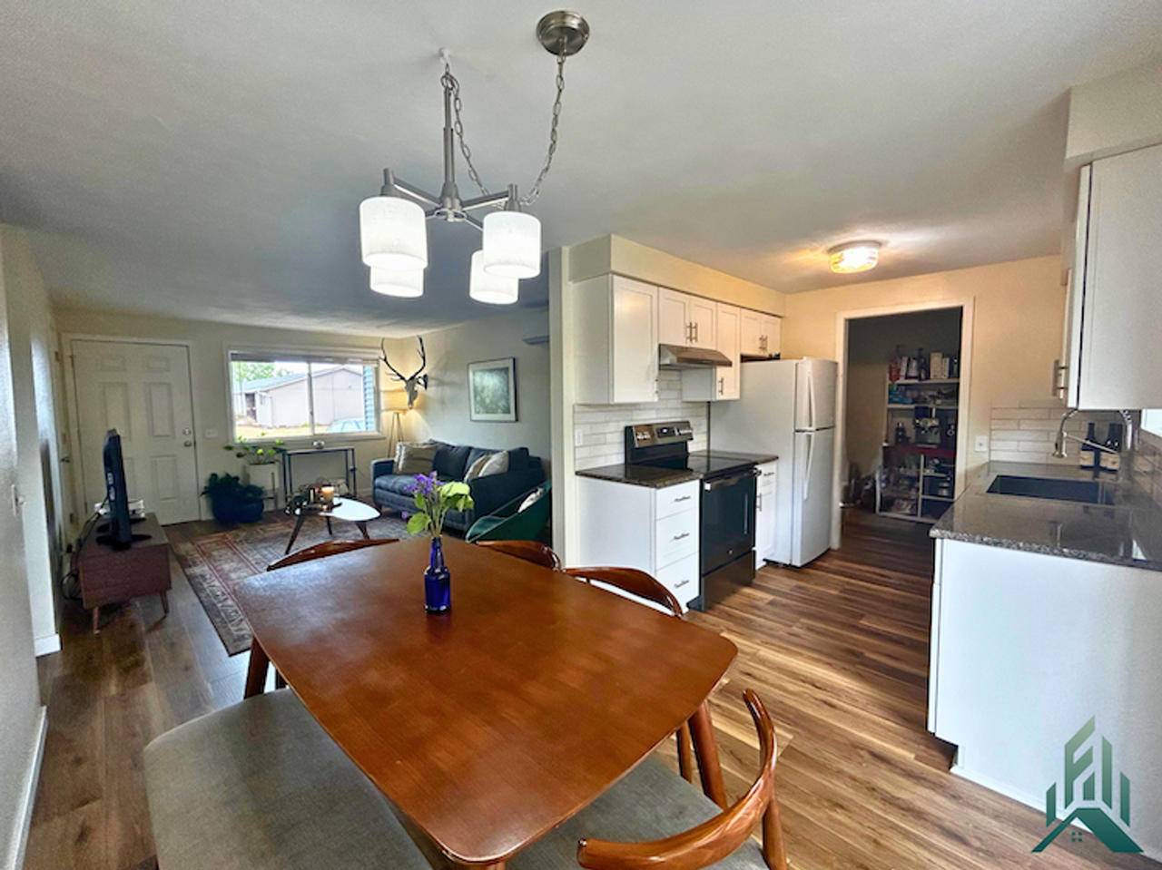 2540 Newton St - Photo 6 of 21