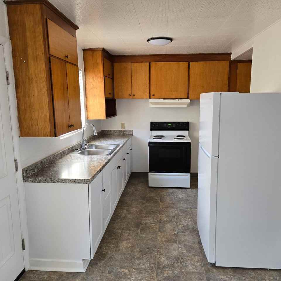 2 bedroom 1 bath Apartment - Photo 3 of 7