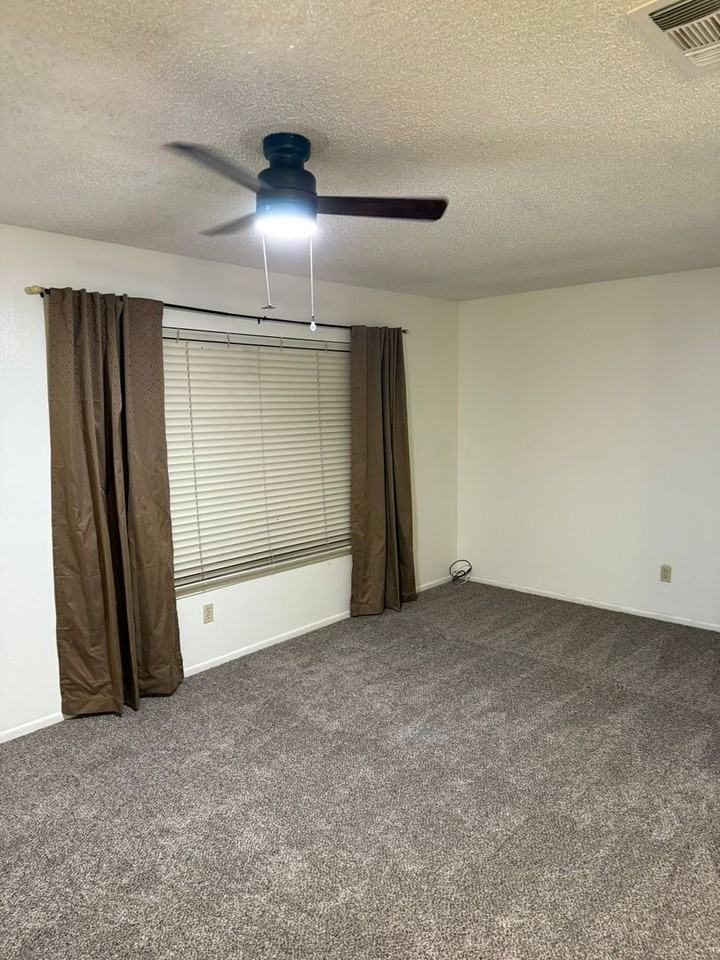 4224 Donald Ave - Photo 3 of 11