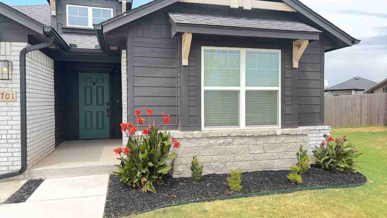 701 Caladium Dr - Photo 2 of 13