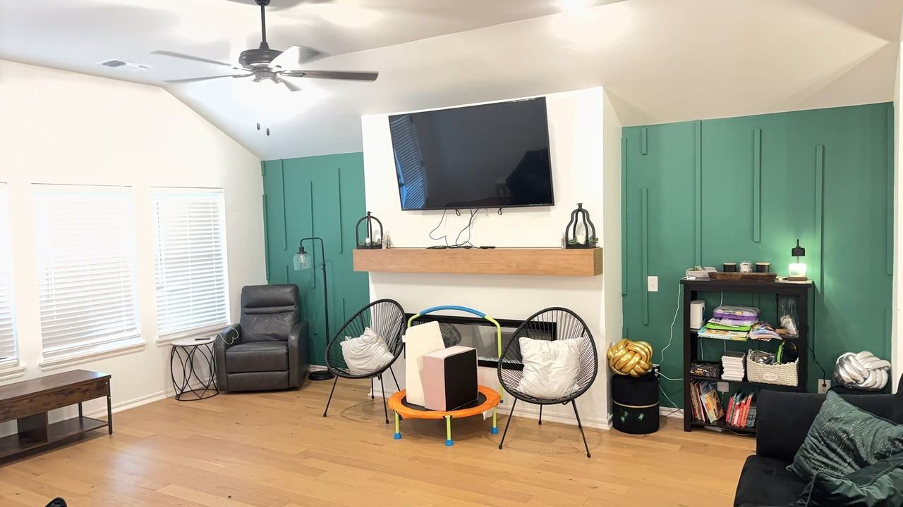 701 Caladium Dr - Photo 3 of 13