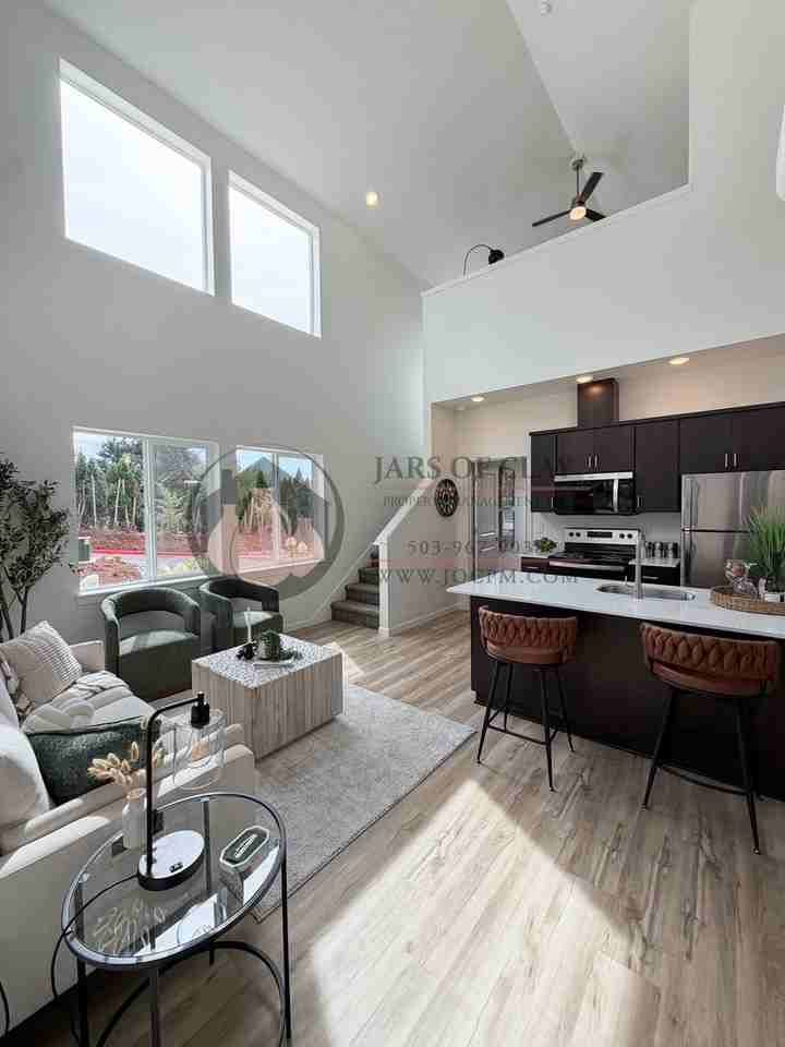 2592 Gilbert St S - Photo 4 of 12