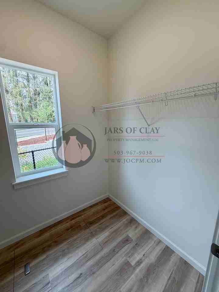 2592 Gilbert St S - Photo 7 of 12
