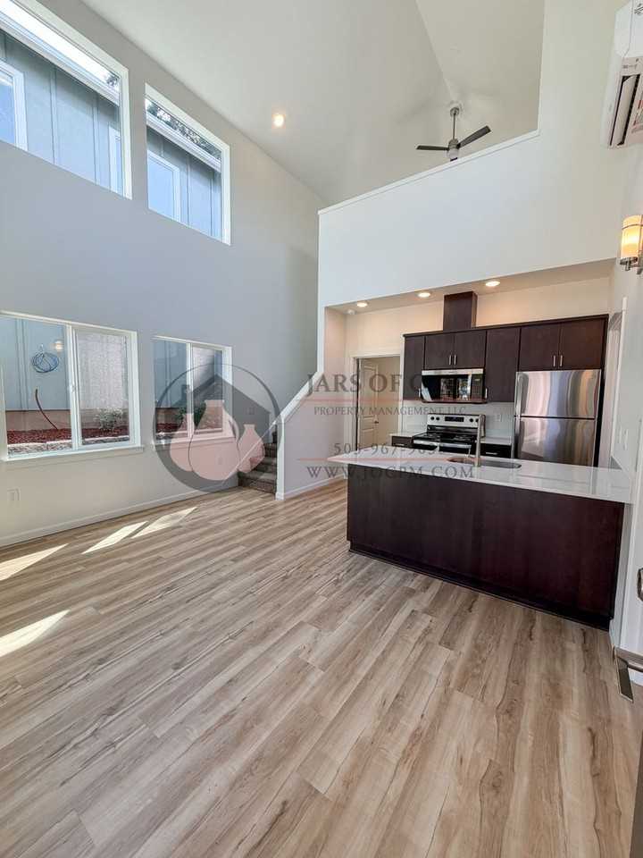 2560 Gilbert St S - Photo 2 of 11