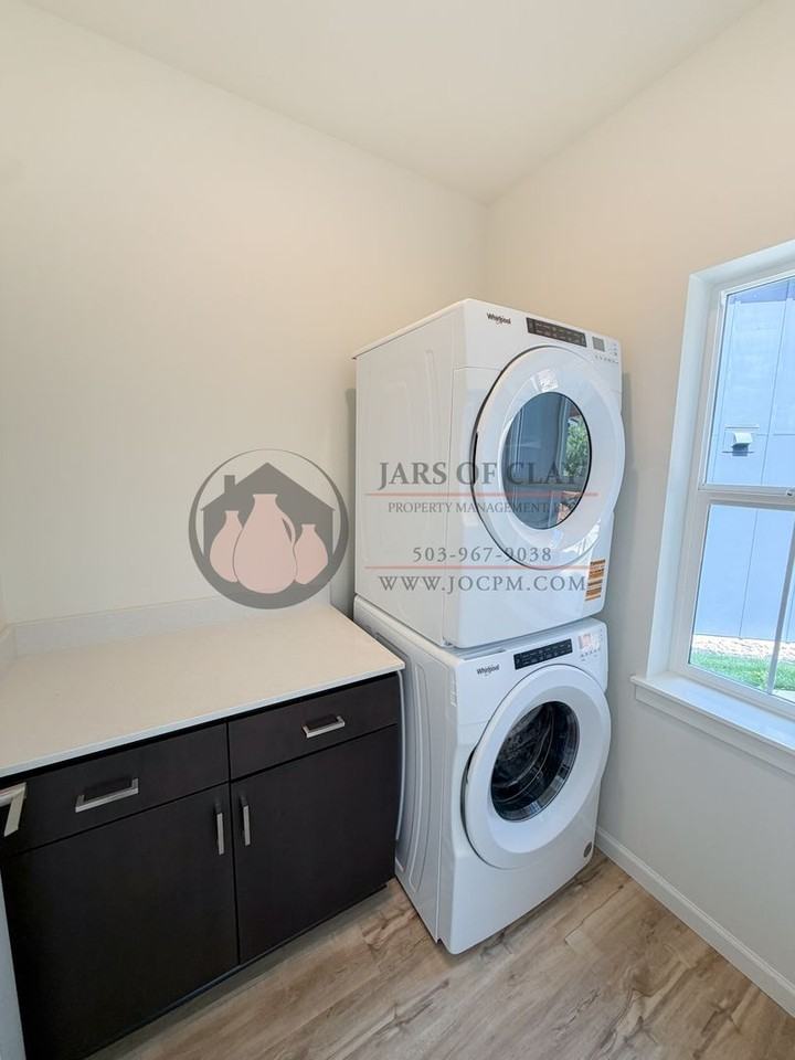 2560 Gilbert St S - Photo 3 of 11