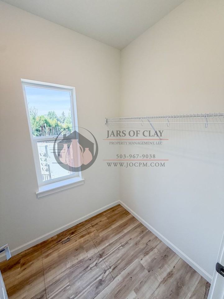 2560 Gilbert St S - Photo 7 of 11