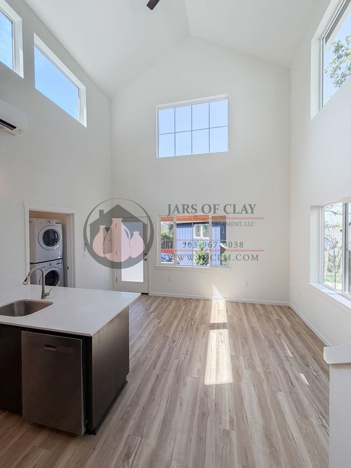 2536 Gilbert St S - Photo 5 of 12