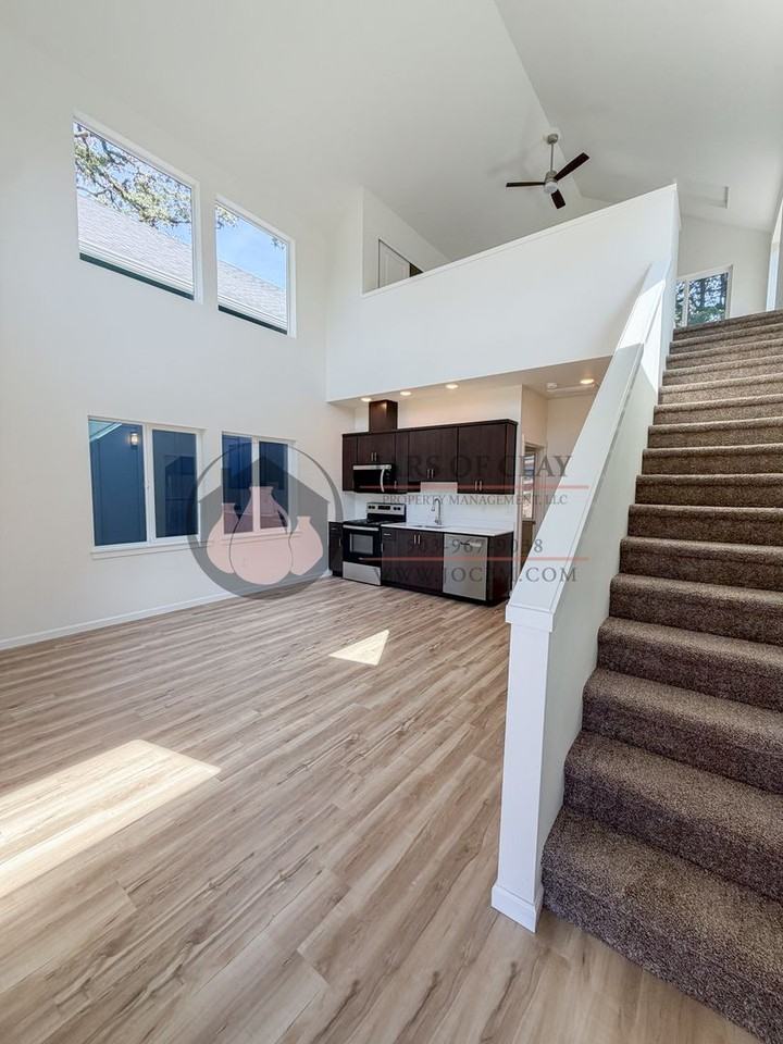 2528 Gilbert St S - Photo 2 of 10