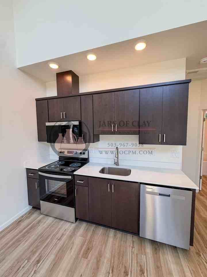 2528 Gilbert St S - Photo 3 of 10
