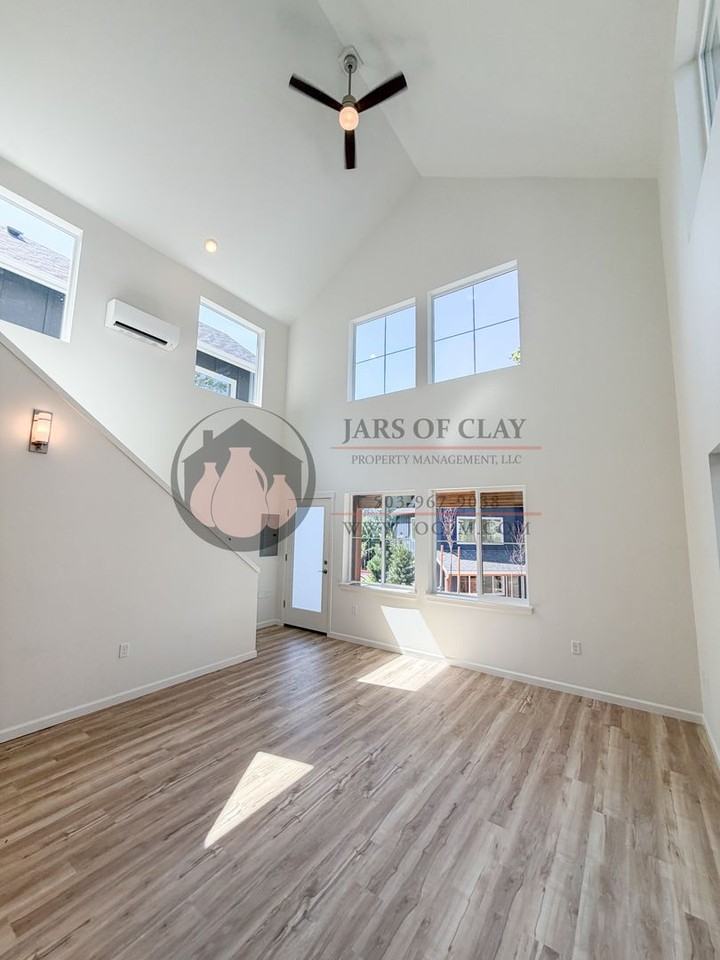 2528 Gilbert St S - Photo 4 of 10