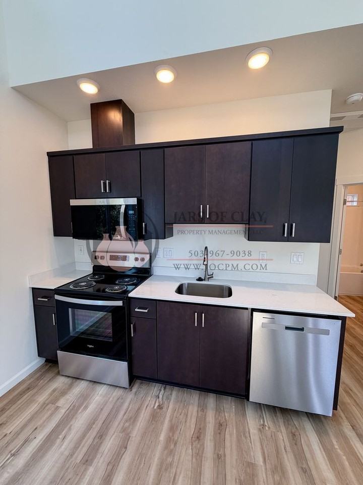 2512 Gilbert St S - Photo 3 of 10