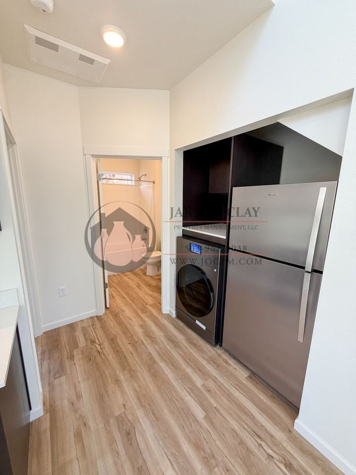 2512 Gilbert St S - Photo 4 of 10