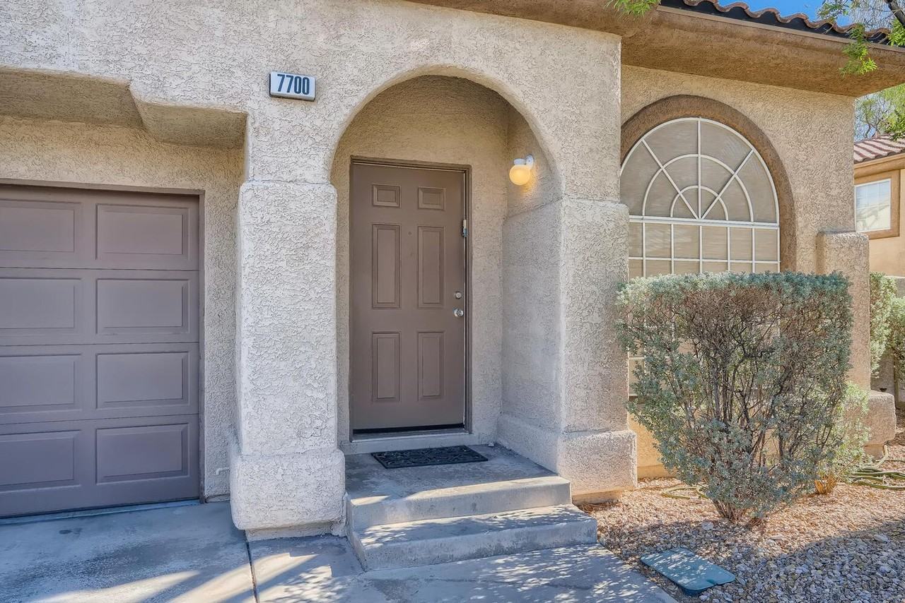 7700 Almeria Ave - Photo 4 of 27