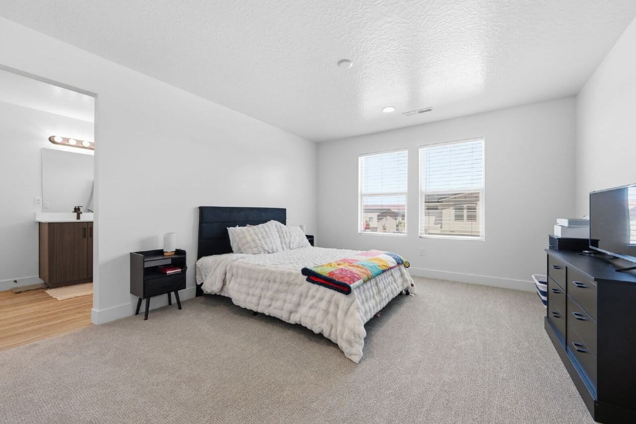 5686 S Weehawken Ln - Photo 2 of 10