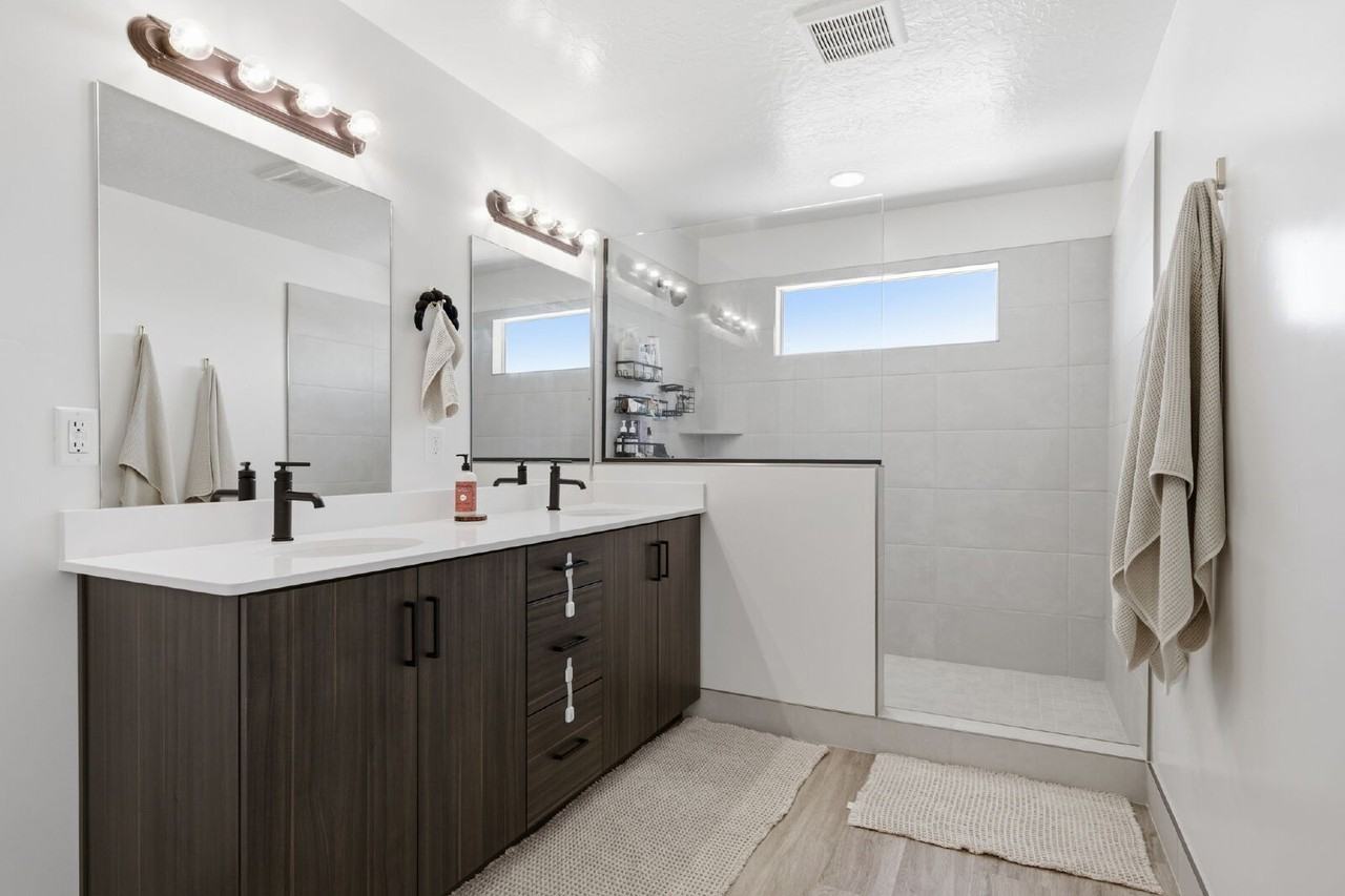 5686 S Weehawken Ln - Photo 3 of 10